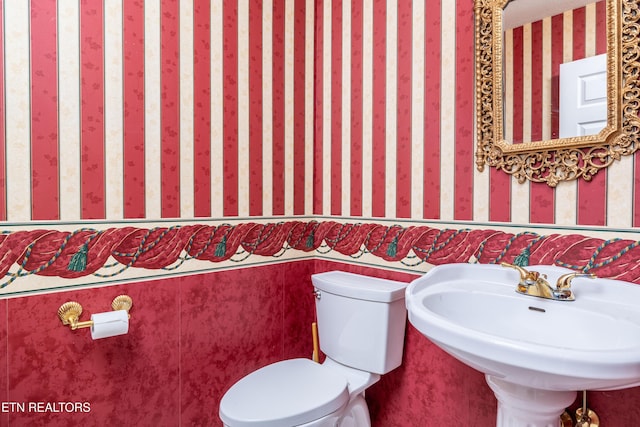 178 Scenic Hill Ln, Lenoir City, TN 37771 - half bathroom with toilet, wallpapered walls, and a sink