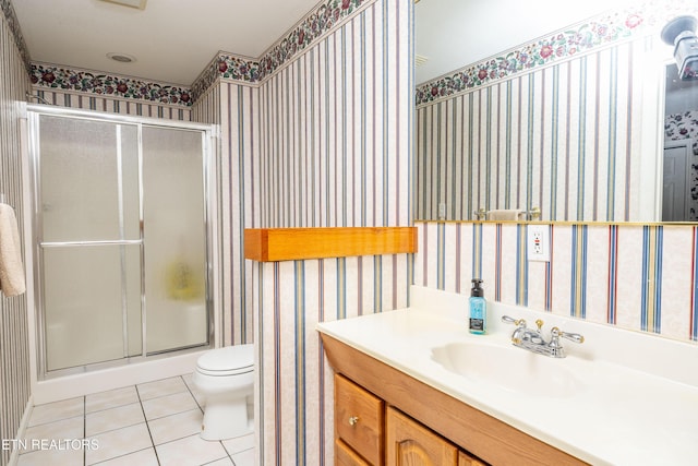 178 Scenic Hill Ln, Lenoir City, TN 37771 - full bath with wallpapered walls, vanity, tile patterned floors, toilet, and a stall shower