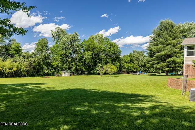 178 Scenic Hill Ln, Lenoir City, TN 37771 - view of grassy yard featuring central AC
