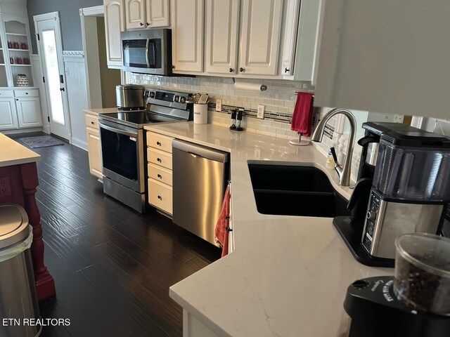 133 Coolidge Rd, Lafollette, TN 37766 - kitchen with appliances with stainless steel finishes, a sink, backsplash, and dark wood-style floors