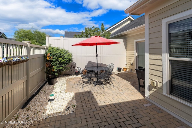 4921 Willow Bluff Cir, Knoxville, TN 37914 - view of patio with outdoor dining area