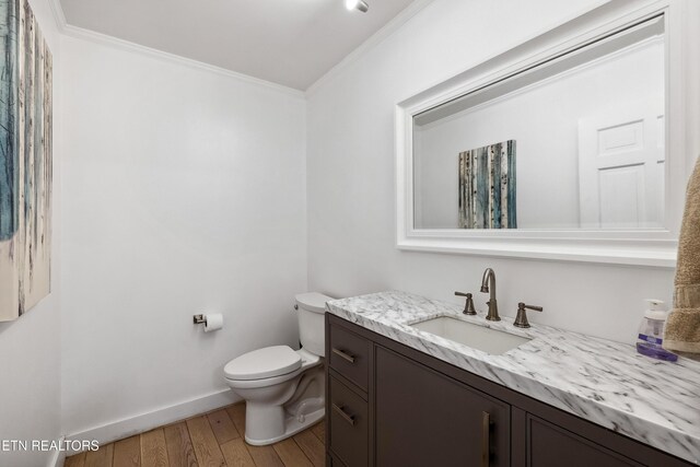 10628 Sandpiper Ln, Knoxville, TN 37922 - bathroom with crown molding, wood finished floors, vanity, toilet, and baseboards