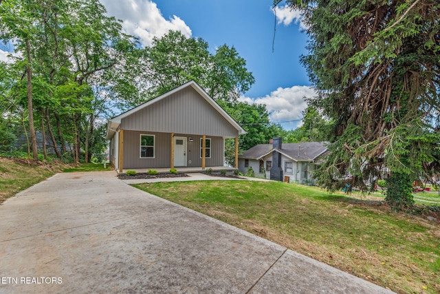 319 S Elmwood St, Knoxville, TN 37914 - view of front of property with driveway, a porch, and a front lawn