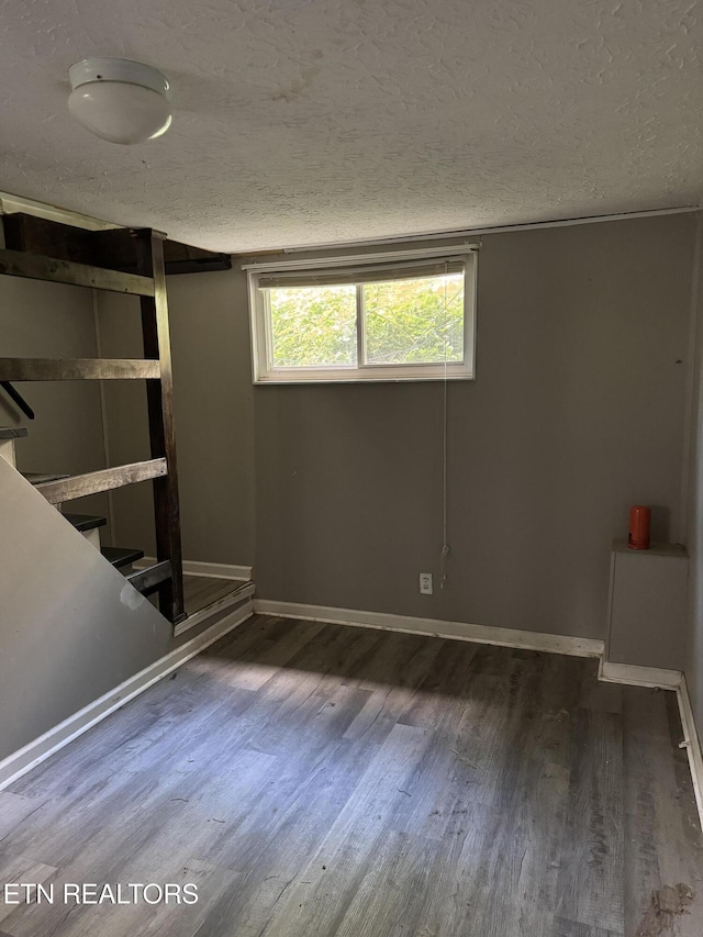 142 W Wadsworth Cir, Oak Ridge, TN 37830 - unfurnished bedroom with wood finished floors, a textured ceiling, and baseboards