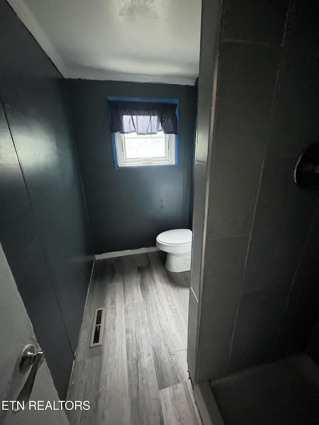 142 W Wadsworth Cir, Oak Ridge, TN 37830 - full bath featuring toilet, wood finished floors, and a shower stall