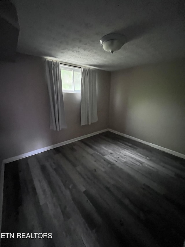 142 W Wadsworth Cir, Oak Ridge, TN 37830 - unfurnished room with dark wood-style flooring and baseboards