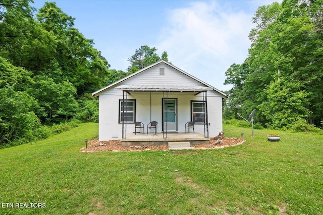 147 Cove Hollow Rd, Lafollette, TN 37766 - view of front facade featuring covered porch and a front lawn