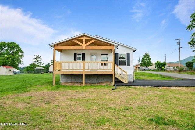 708 E Elm St, Lafollette, TN 37766 - view of front of property featuring a porch and a front lawn