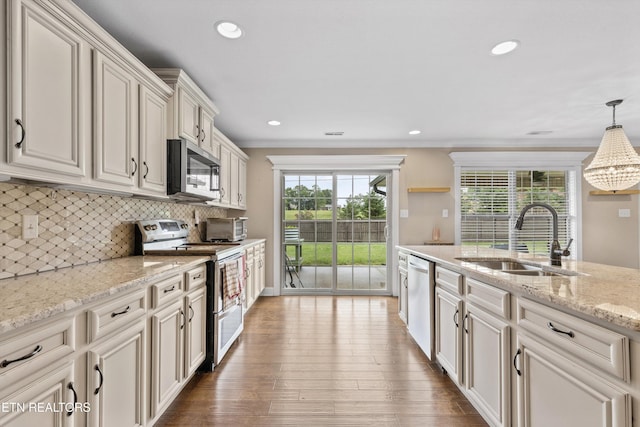 1017 Brighton Dr, Alcoa, TN 37701 - kitchen with stainless steel appliances, a sink, tasteful backsplash, wood finished floors, and recessed lighting