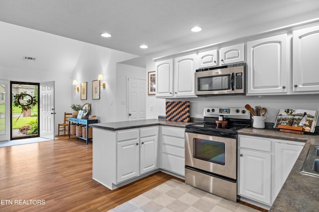 1625 Linden Hall Dr, Alcoa, TN 37701 - kitchen featuring stainless steel appliances, a peninsula, dark countertops, and recessed lighting