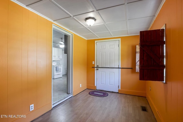 883 Old Harriman Hwy, Harriman, TN 37748 - foyer featuring wood finished floors and baseboards