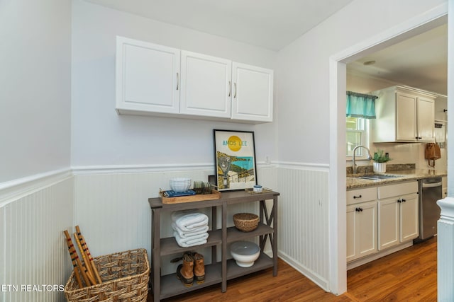 824 Noragate Rd, Knoxville, TN 37919 - hall featuring a sink, wainscoting, and wood finished floors