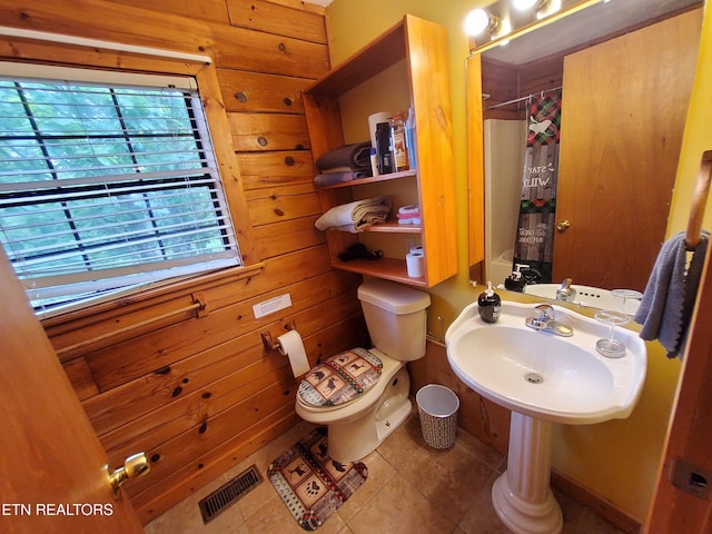2859 Eagle Crest Way, Sevierville, TN 37876 - full bathroom with tile patterned floors, toilet, a shower with curtain, and a sink