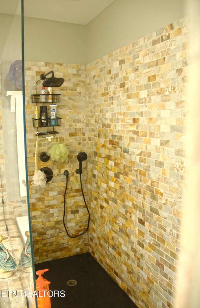 120 Lakeside Dr, Kingston, TN 37763 - detailed view of a tile shower
