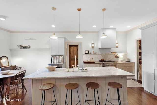 2811 Pleasant View Ave, Maryville, TN 37803 - kitchen featuring crown molding, a breakfast bar, tasteful backsplash, dark wood finished floors, and recessed lighting