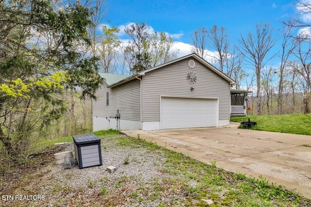 108 W Bobcat Ln, Wilder, TN 38589 - view of side of home with driveway and an attached garage