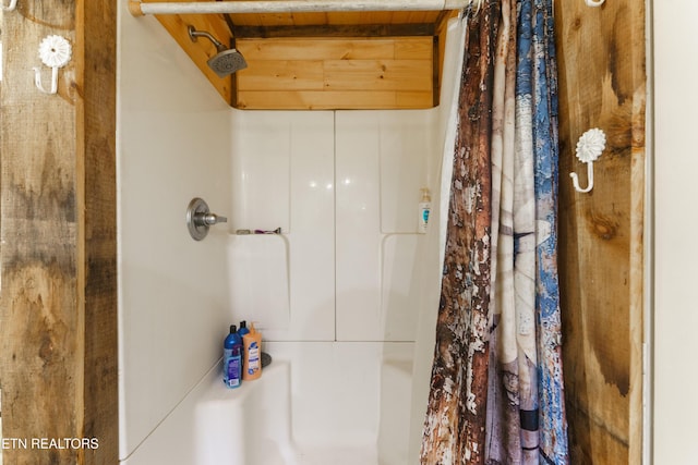 4349 Locust Ridge Rd, Sevierville, TN 37876 - full bathroom with shower / bath combination with curtain