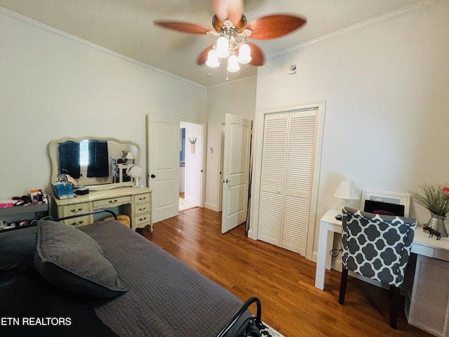 5422 Cricket Ln, Walland, TN 37886 - bedroom with crown molding, wood finished floors, a closet, a ceiling fan, and baseboards