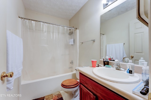 692 Shadywood Ln, Knoxville, TN 37923 - full bathroom featuring vanity, toilet, shower / bathtub combination with curtain, and a textured ceiling