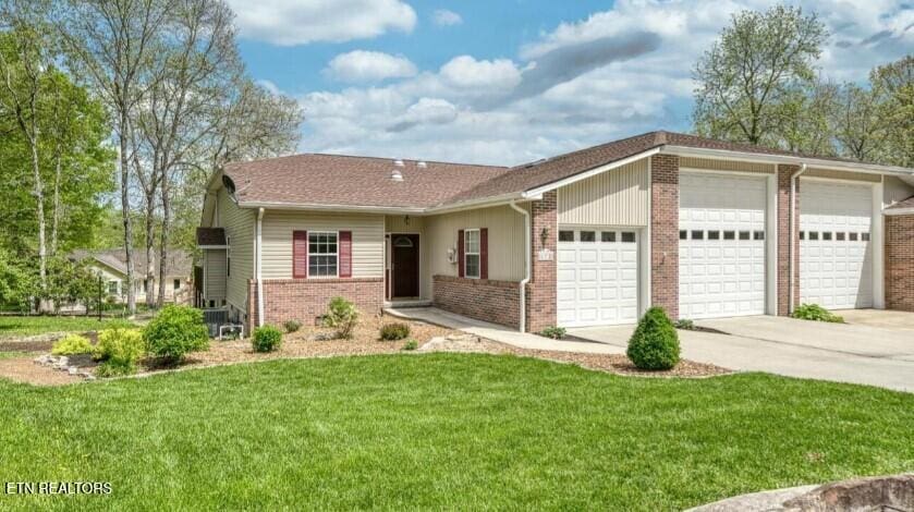 172 Hawthorn Loop, Crossville, TN 38555 - ranch-style home featuring an attached garage, driveway, a front lawn, and brick siding