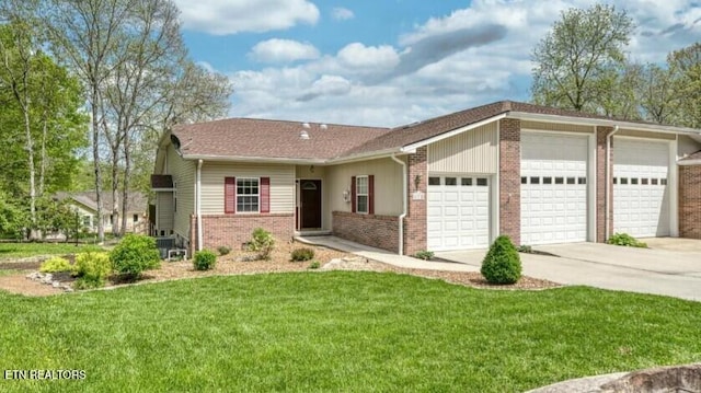 172 Hawthorn Loop, Crossville, TN 38555 - ranch-style home featuring an attached garage, driveway, a front lawn, and brick siding
