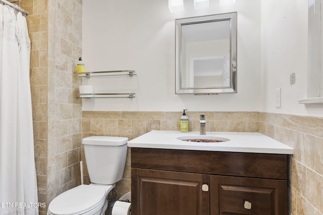 120 Cooper Cir, Oak Ridge, TN 37830 - full bath with tile walls, vanity, toilet, a wainscoted wall, and a shower with curtain