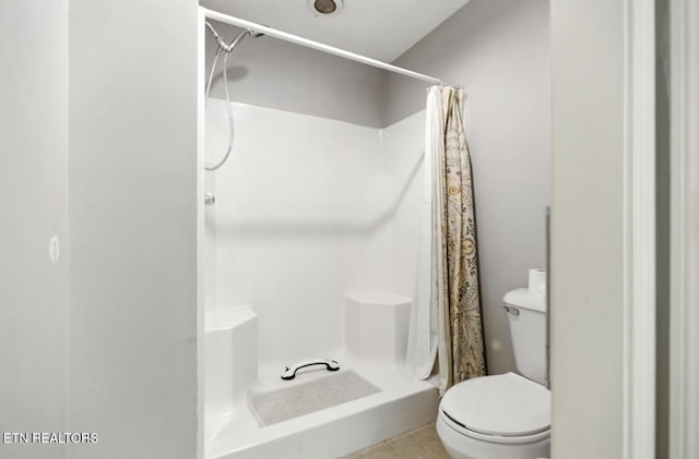 153 Creed Way, New Tazewell, TN 37825 - bathroom featuring a shower with curtain and tile patterned floors