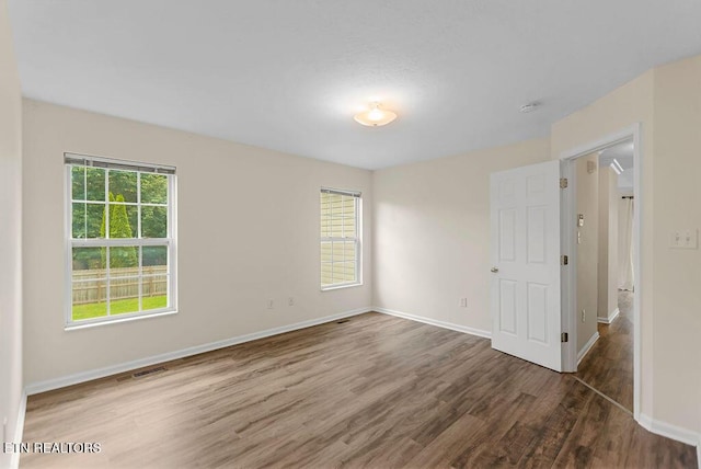 1213 Vale View Rd, Knoxville, TN 37922 - empty room featuring wood finished floors, baseboards, and a smoke detector