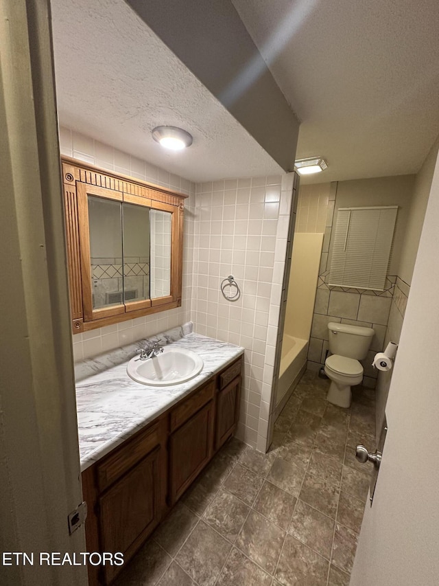 105 Mudlick Rd, Middlesboro, KY 40965 - full bath with tile walls, a textured ceiling, toilet, and vanity
