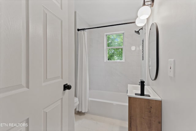 207 N Laurel Cir, Knoxville, TN 37912 - bathroom with vanity, shower / bathtub combination with curtain, and toilet