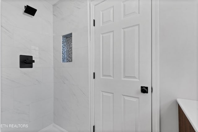 207 N Laurel Cir, Knoxville, TN 37912 - full bathroom featuring a tile shower and vanity