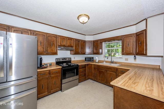 1502 Woodbury Ct, Maryville, TN 37803 - kitchen featuring appliances with stainless steel finishes, a sink, under cabinet range hood, a textured ceiling, and light countertops