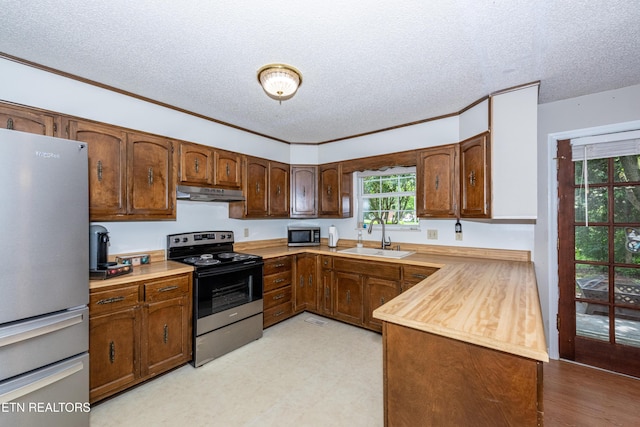 1502 Woodbury Ct, Maryville, TN 37803 - kitchen with appliances with stainless steel finishes, a sink, under cabinet range hood, a textured ceiling, and light countertops