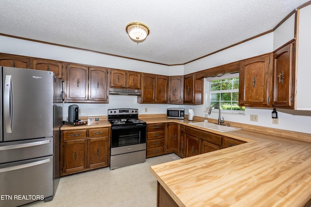 1502 Woodbury Ct, Maryville, TN 37803 - kitchen featuring stainless steel appliances, under cabinet range hood, a sink, a textured ceiling, and crown molding