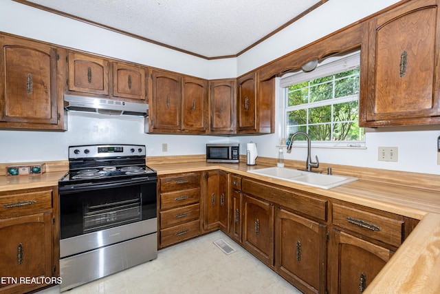 1502 Woodbury Ct, Maryville, TN 37803 - kitchen with appliances with stainless steel finishes, under cabinet range hood, a sink, a textured ceiling, and crown molding