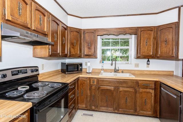 1502 Woodbury Ct, Maryville, TN 37803 - kitchen with appliances with stainless steel finishes, under cabinet range hood, a sink, ornamental molding, and a textured ceiling
