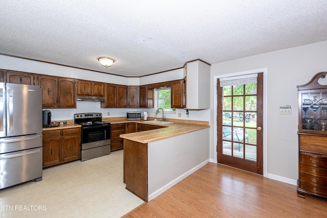 1502 Woodbury Ct, Maryville, TN 37803 - kitchen featuring appliances with stainless steel finishes, a sink, a peninsula, a textured ceiling, and light countertops