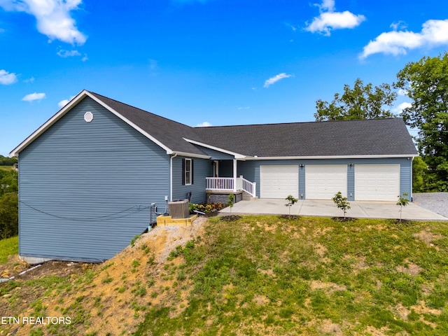 2055 Scott St, Sevierville, TN 37876 - ranch-style house with an attached garage, central air condition unit, concrete driveway, and a front lawn