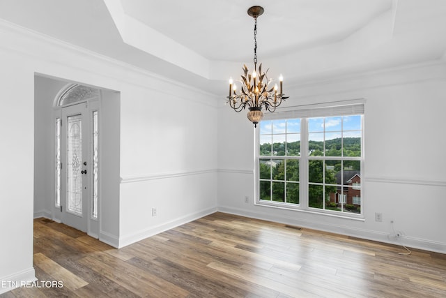 128 Harbour View Way, Kingston, TN 37763 - spare room with a chandelier, a tray ceiling, wood finished floors, and baseboards