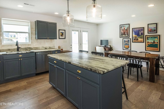 3250 Truitt Path Ln, Knoxville, TN 37931 - kitchen featuring dishwasher, a sink, a kitchen bar, healthy amount of natural light, and recessed lighting