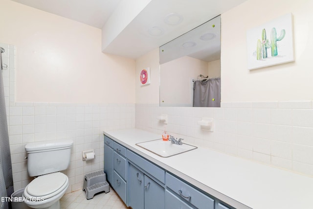 106 Morgan Rd, Oak Ridge, TN 37830 - full bathroom featuring vanity, toilet, tile walls, curtained shower, and wainscoting