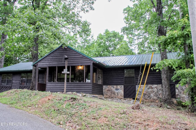 759 Ridgefield Dr, Sevierville, TN 37876 - view of front facade with metal roof and stone siding