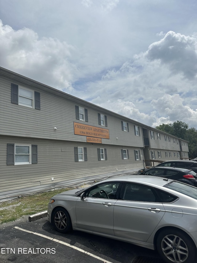 1304 Holyoke St, Kingsport, TN 37664 - view of building exterior featuring uncovered parking