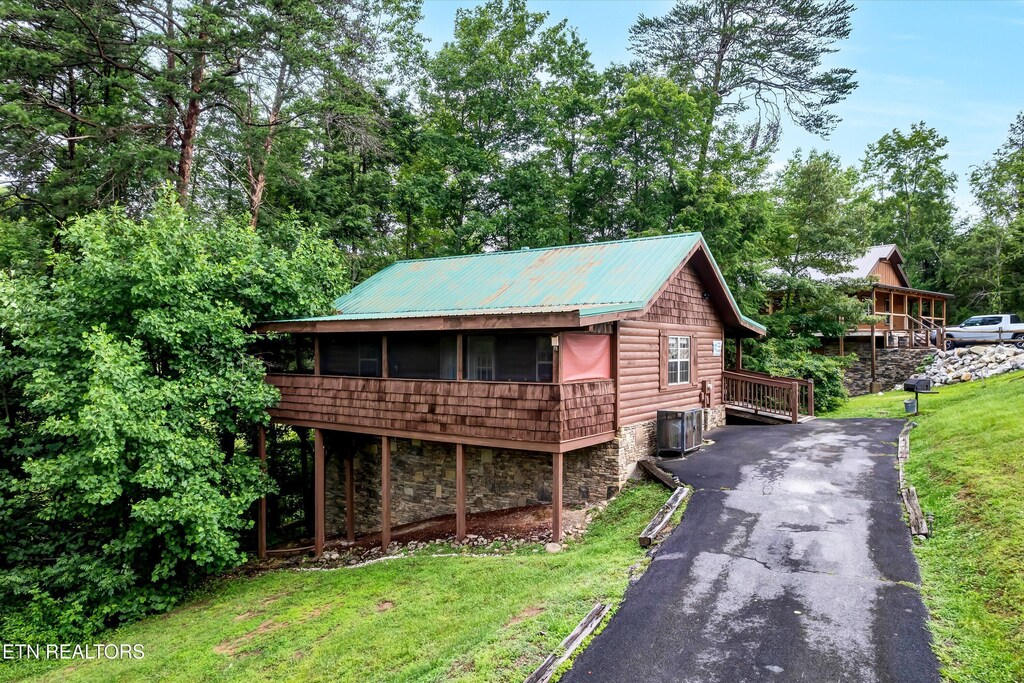 2015 Piney Overlook Ln, Sevierville, TN 37862 - photo 1