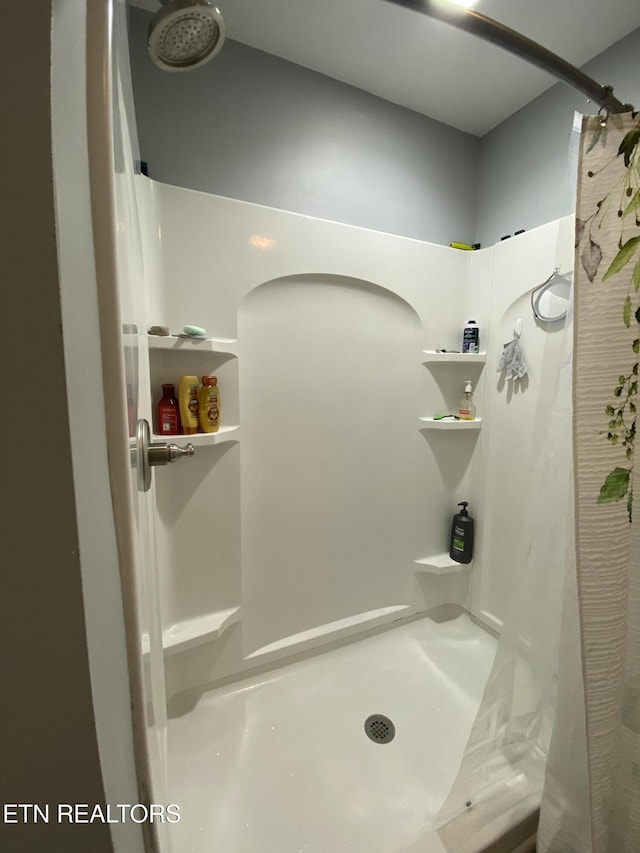 106 Apache Rd, Maryville, TN 37804 - full bathroom with a shower with shower curtain