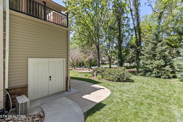 407 Tecumseh Pt, Loudon, TN 37774 - view of green lawn featuring a balcony