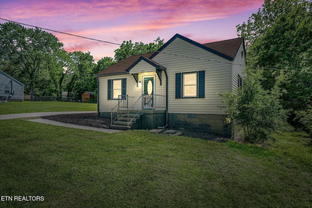 123 Kingwood St, Kingston, TN 37763 - bungalow featuring a front lawn