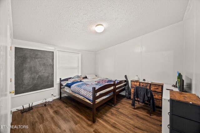 938 Riley Creek Rd, Whitleyville, TN 38588 - bedroom with wood finished floors and a textured ceiling
