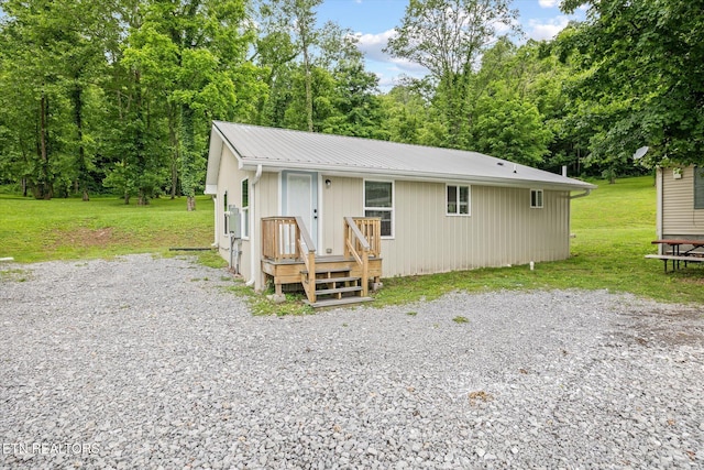938 Riley Creek Rd, Whitleyville, TN 38588 - view of front of property featuring metal roof and a front yard