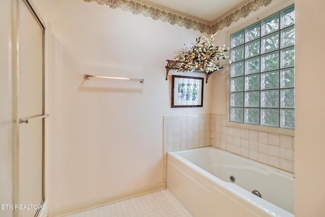 45 Calderwood Cir, Fairfield Glade, TN 38558 - bathroom featuring plenty of natural light, a whirlpool tub, and baseboards
